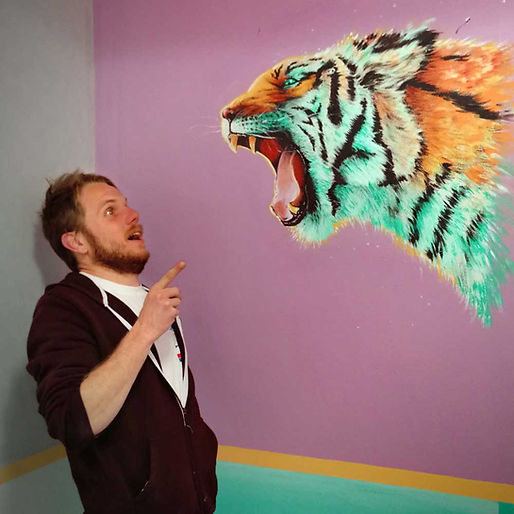 Peinture murale originale et réaliste, d'un tigre enragé animal sauvage dans chambre ou salon par Nicolas Maurel Art maurel.artist